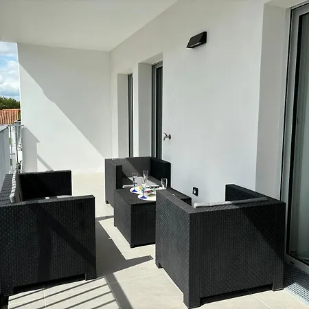 Charmant T3 A - Parking, Balcon, Internet Fibre - 250m Plage Et Commerces - Fr-1-539-68 * Royan